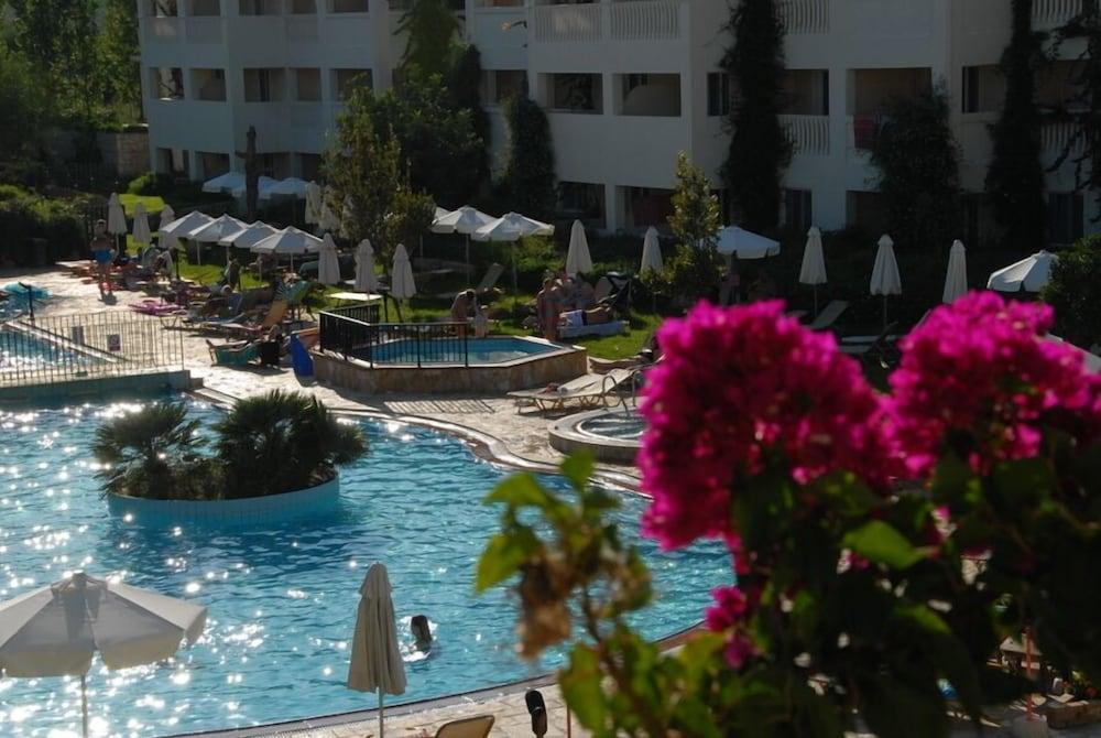 Bitzaro Grande Hotel&Suites Kalamákion Exterior foto